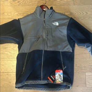 NWT men's the north face Denali jacket size small. Never worn.